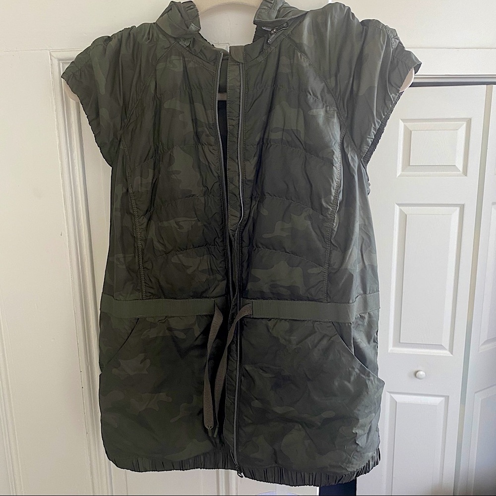 Lululemon Camo Puffy Vest (size large!)